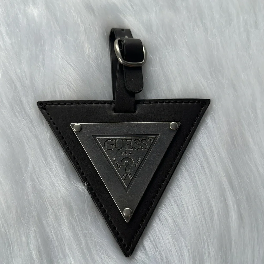 New GUESS Triangle Key Ring